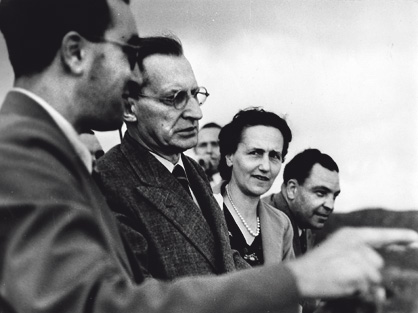 Il Presidente del Consiglio Alcide De Gasperi , al centro nella foto tratta dal sito " L'isclano", nel 1946 ad Ischia. L' ultimo a destra è il sindaco d' Ischia, Vincenzo Telese.