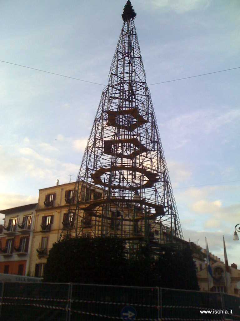 Sorrento allestimento albero di Natale in piazza Tasso