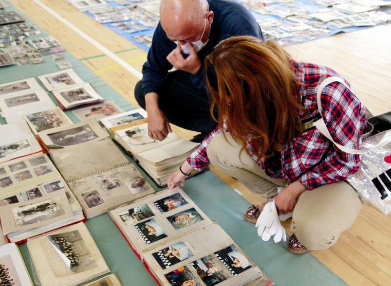 Una marea di album adagiati sul pavimento della palestra di Fukushima ph. Paola Ghirotti