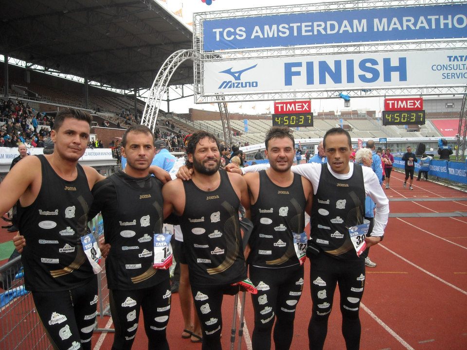 Gianni Sasso con gli amici alla maratona di Amsterdam