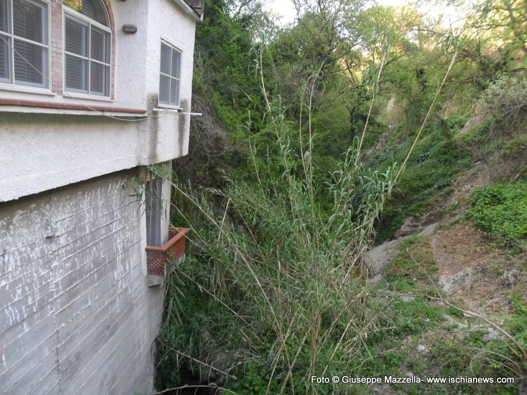 il ruscello dell' acqua termale che si riversa a mare