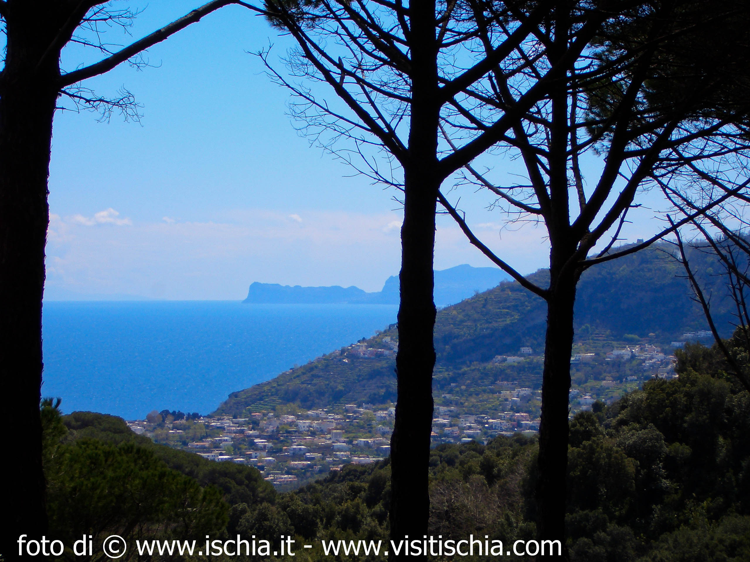 Ischia con Capri sullo sfondo