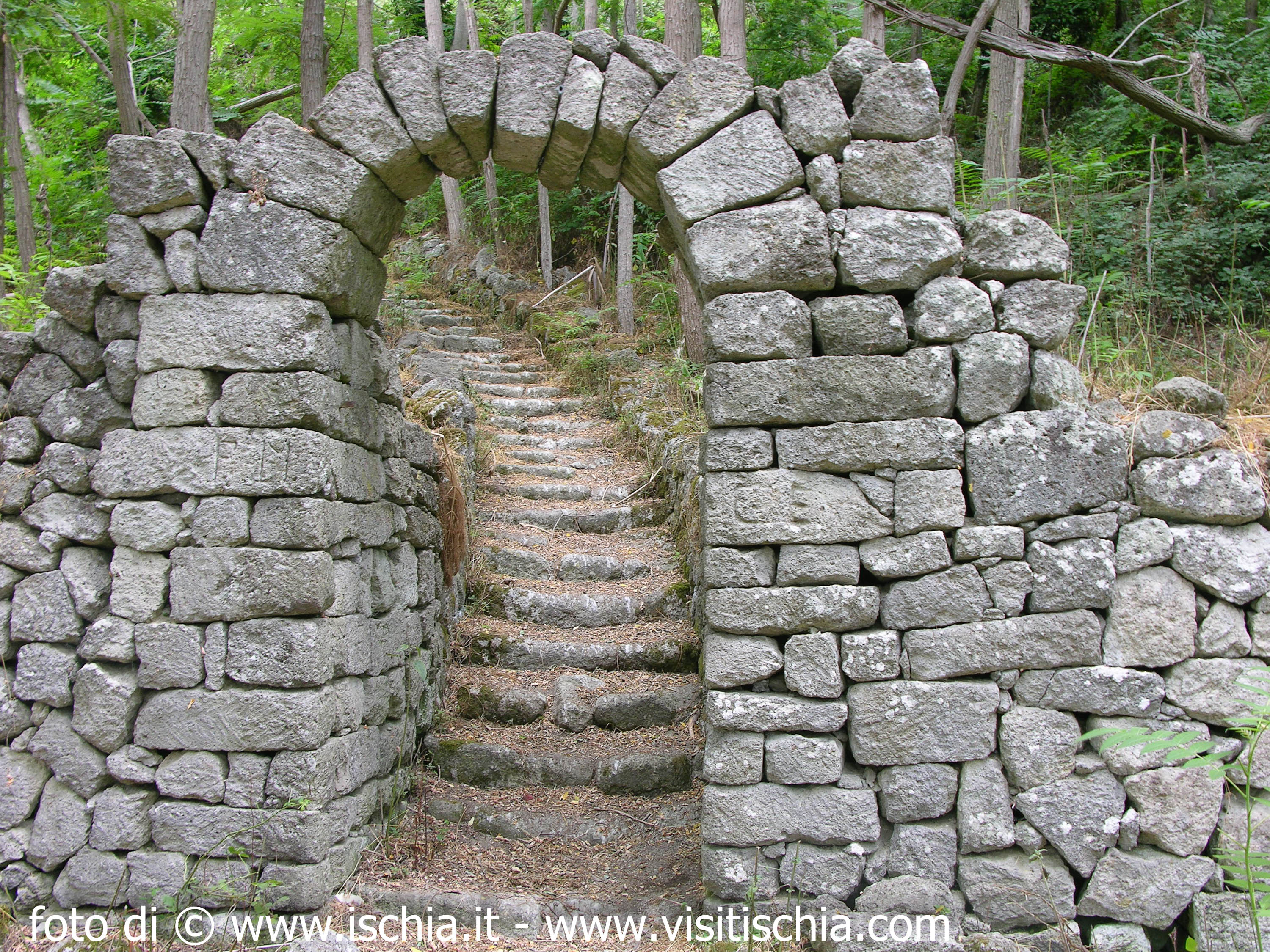 Arco in pietra verde bosco dei Frassitelli Forio isola d'Ischia
