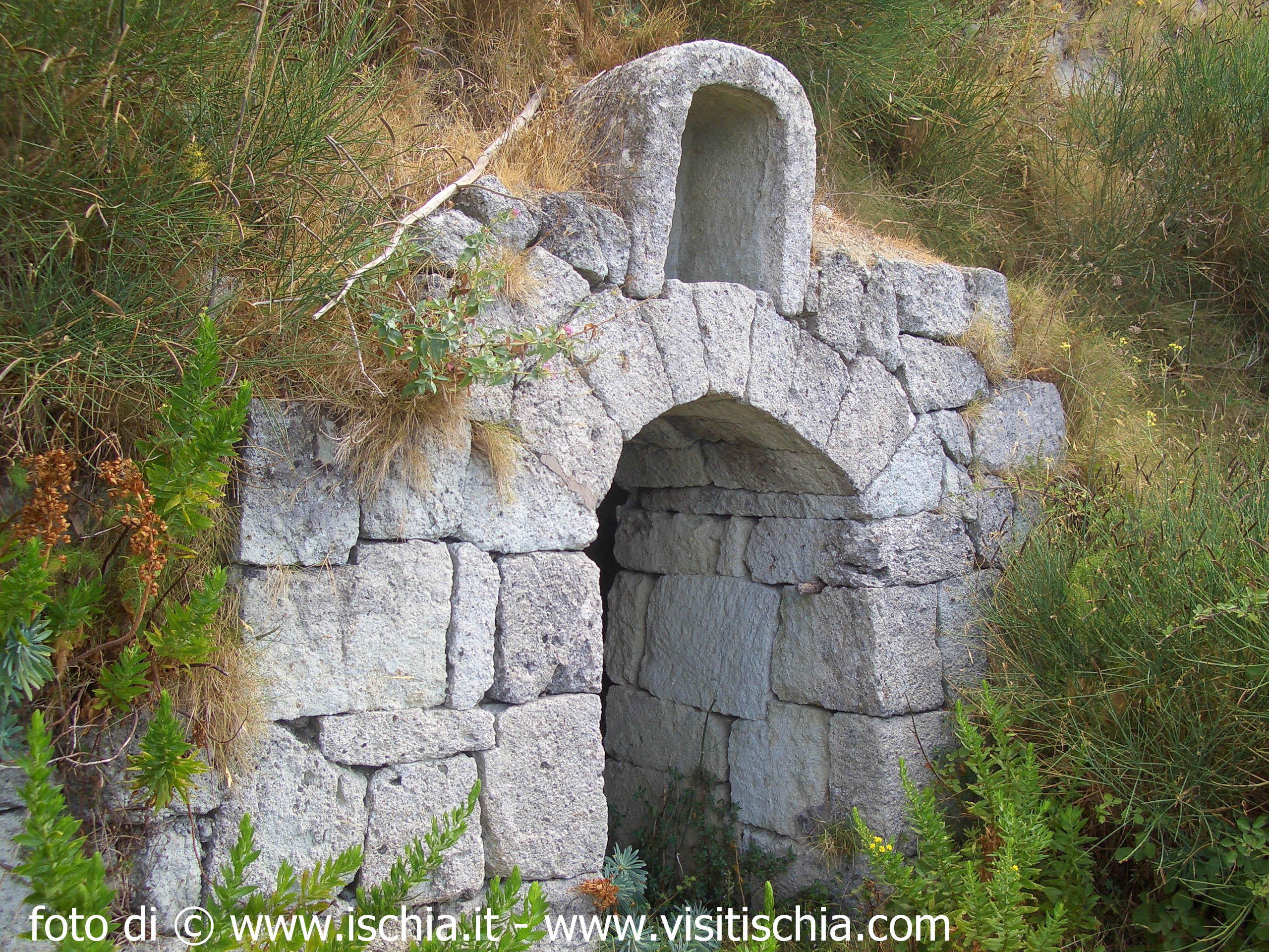 Grotta in pietra Verde bosco dei Frassitelli Forio isola d'Ischia